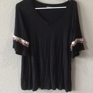 L black tee with trimmed sleeves